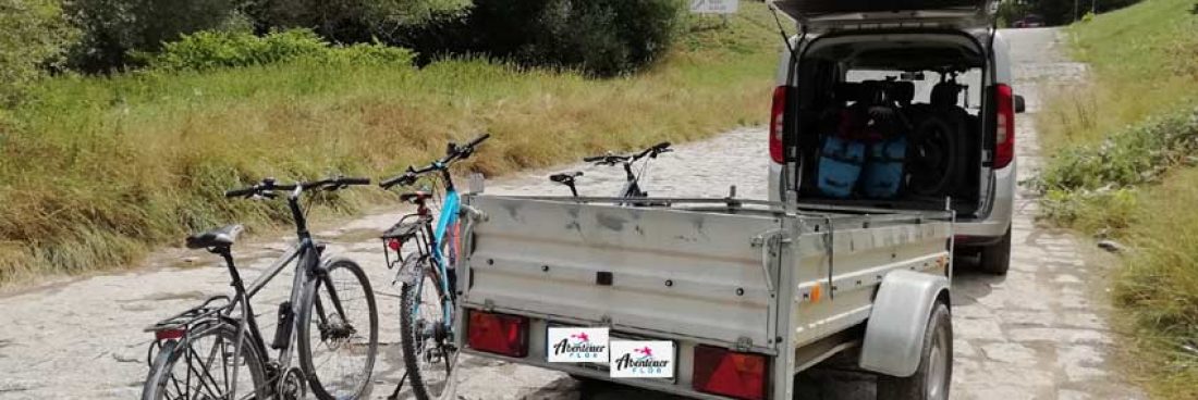 Freizeitaktivitäten mit Kindern, unterwegs mit Rad und Floß